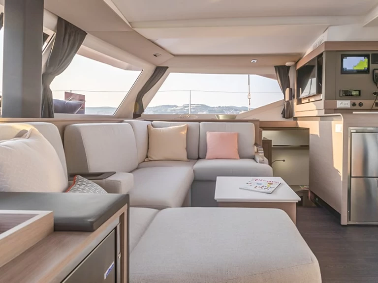 Pronajmout si Fountaine Pajot Isla 40 v Parham Town