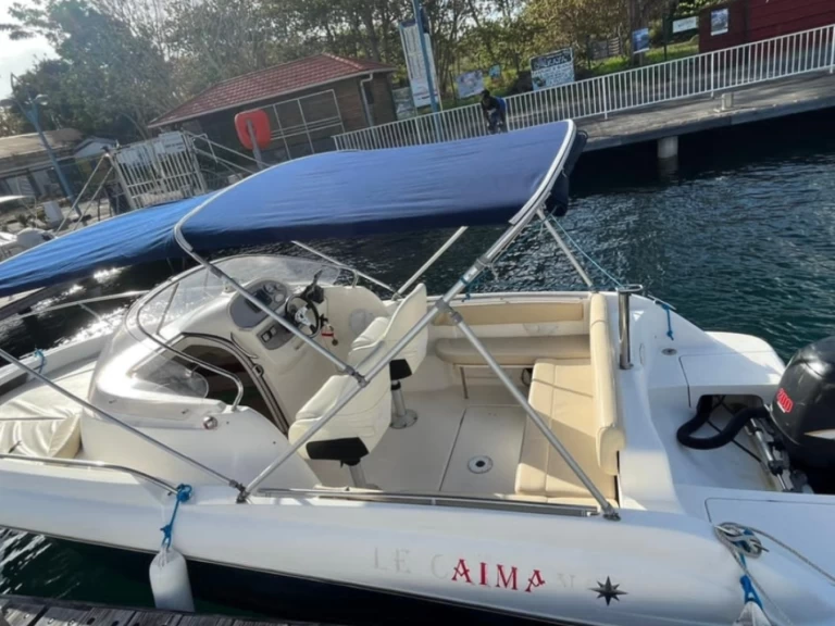 Motorová loď k pronájmu v Les Trois-Îlets za nejlepší cenu