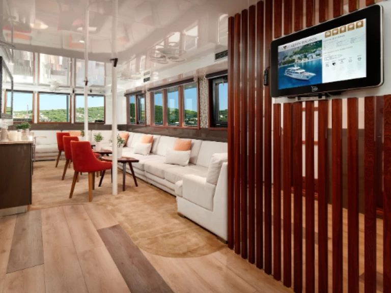 Pronajmout si  Motoryacht Queen Eleganza v Split