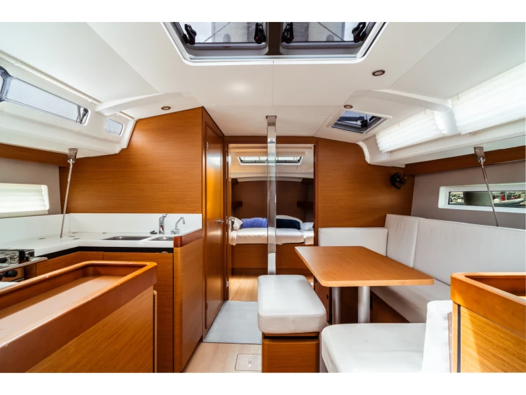 Pronájem Plachetnice Jeanneau s licencí