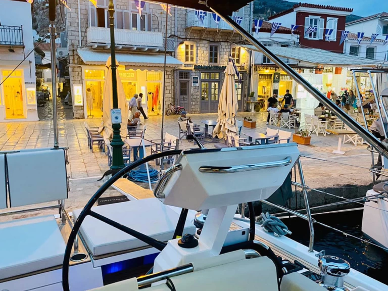 Bénéteau Oceanis Yacht 62 jednotlivci a charterové společnosti v Elliniko 