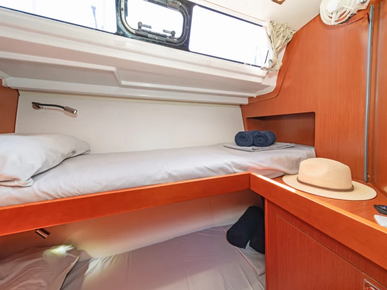 Pronajmout Plachetnice se skipperem či ne Bénéteau v Alimos