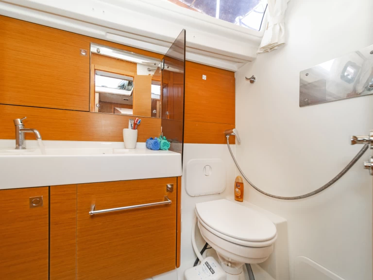 Pronajmout si Jeanneau Sun Odyssey 519 v Paros (ostrov)