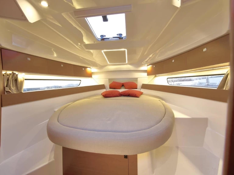 Jeanneau Merry Fisher 895 jednotlivci a charterové společnosti v Biograd Na Moru