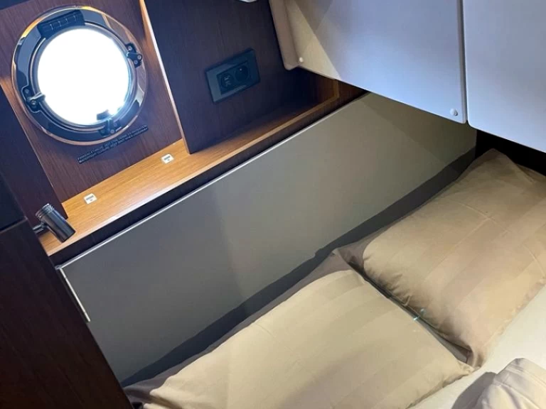 Pronájem Jachta Bénéteau s licencí