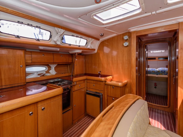 Pronajmout si Bavaria Cruiser 46 v Trogir