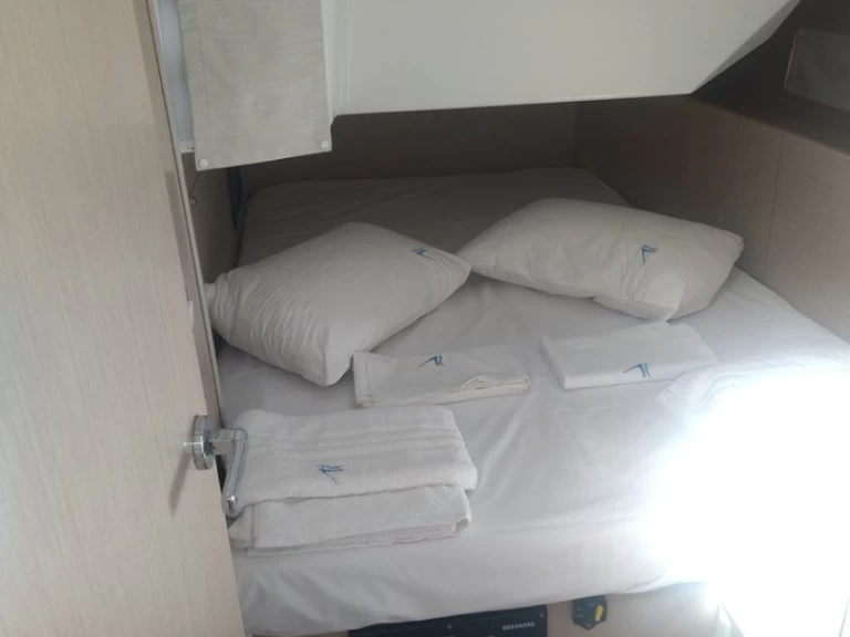 Pronajmout si Bénéteau Oceanis 40.1 v Alimos