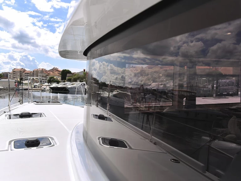 Pronajmout Katamarán se skipperem či ne Lagoon v Jezera