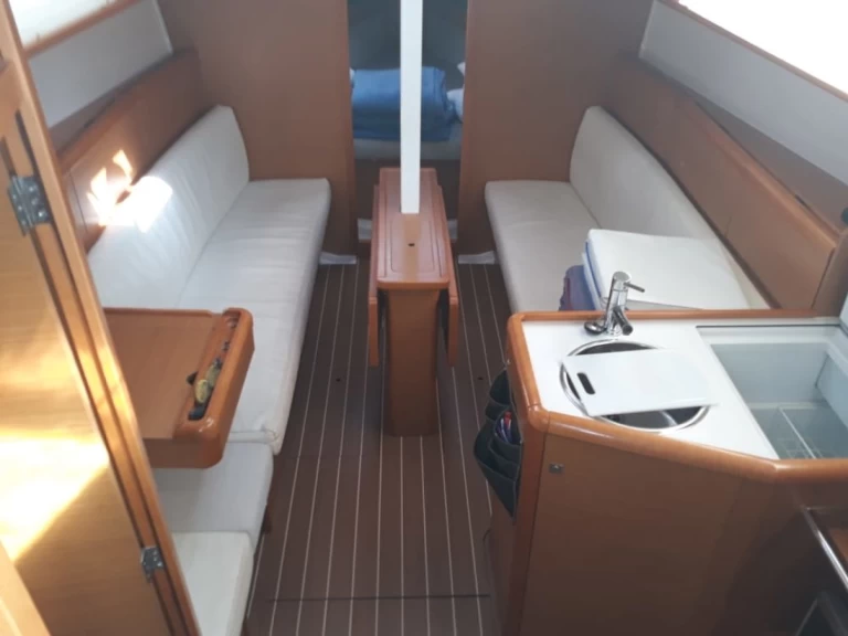 Jeanneau Sun Odyssey 33i jednotlivci a charterové společnosti v Gouvia