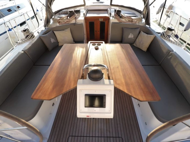 Bavaria Cruiser 46 jednotlivci a charterové společnosti v Castellammare di Stabia
