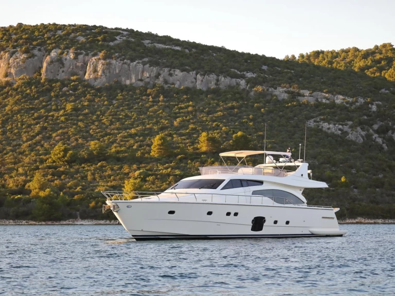 Pronajmout si Ferretti Ferretti Yachts 681 v Split