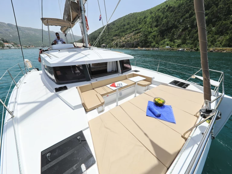 Pronájem lodi Bali Bali 4.1 v Komolac na Samboatu