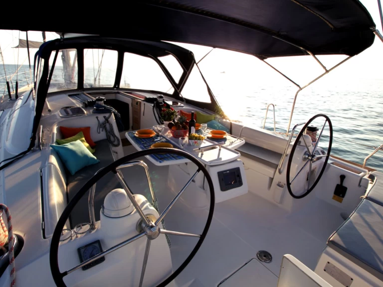 Pronajmout si Bénéteau Oceanis 54 v Alimos