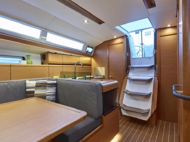Pronájem lodi Jeanneau Sun Odyssey 419 v Praslin Island na Samboatu