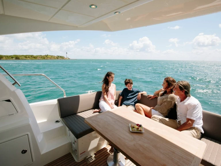 Pronájem Motorová loď Jeanneau s licencí