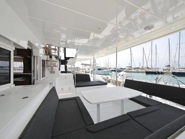 Pronajmout si Lagoon Lagoon 450 Sport Top v Biograd Na Moru