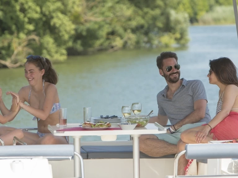 Pronájem lodi Premier Horizon 1 v Decize na Samboatu