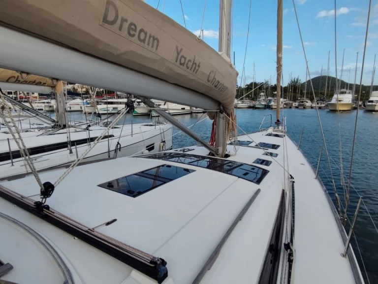 Dufour Dufour 520 Grand Large jednotlivci a charterové společnosti v Le Marin