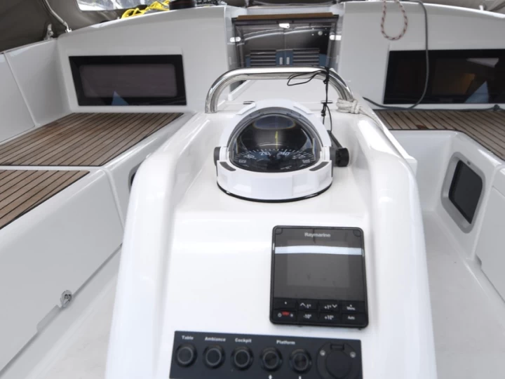 Pronajmout Plachetnice se skipperem či ne Jeanneau v Komolac