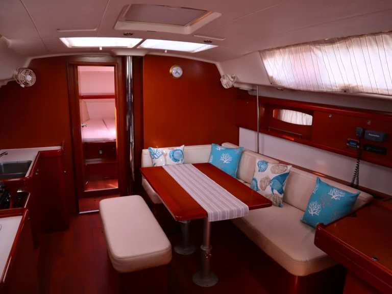 Bénéteau Oceanis 43 jednotlivci a charterové společnosti v Alimos