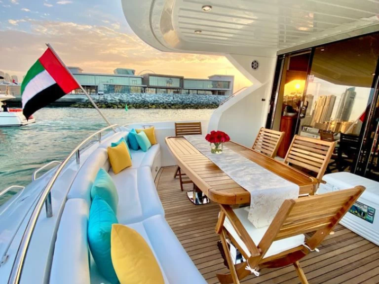 Pronájem Jachta v Dubai Marina -Sunseeker 70 