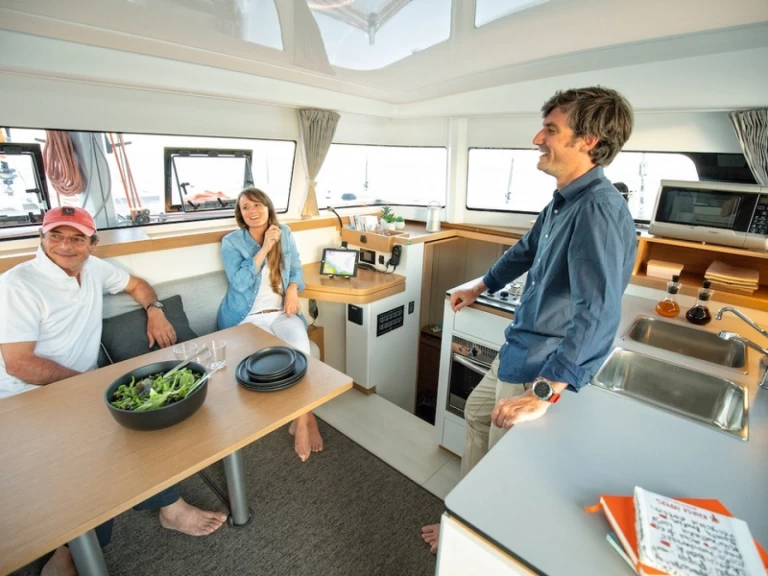 Excess Excess 11 jednotlivci a charterové společnosti v Papeete