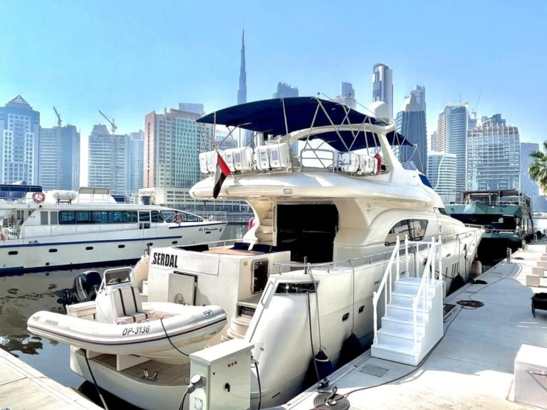 Pronájem Jachta v Dubai Marina -de bris italian 85