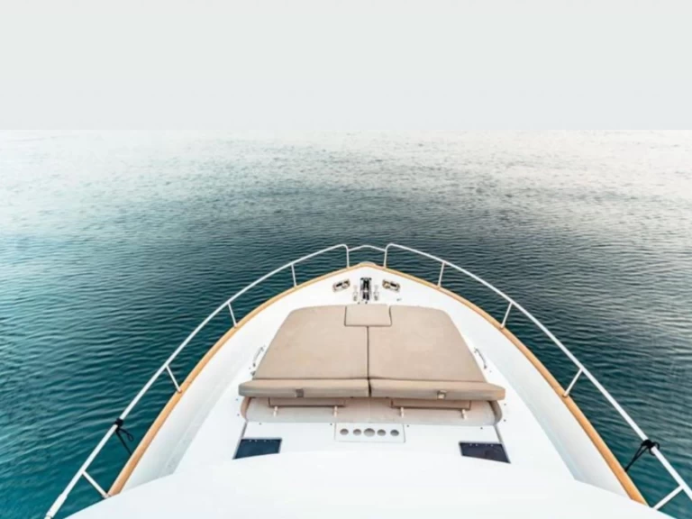 Pronájem lodi Dubai Marina lákavé ceny Azimut 46 Fly