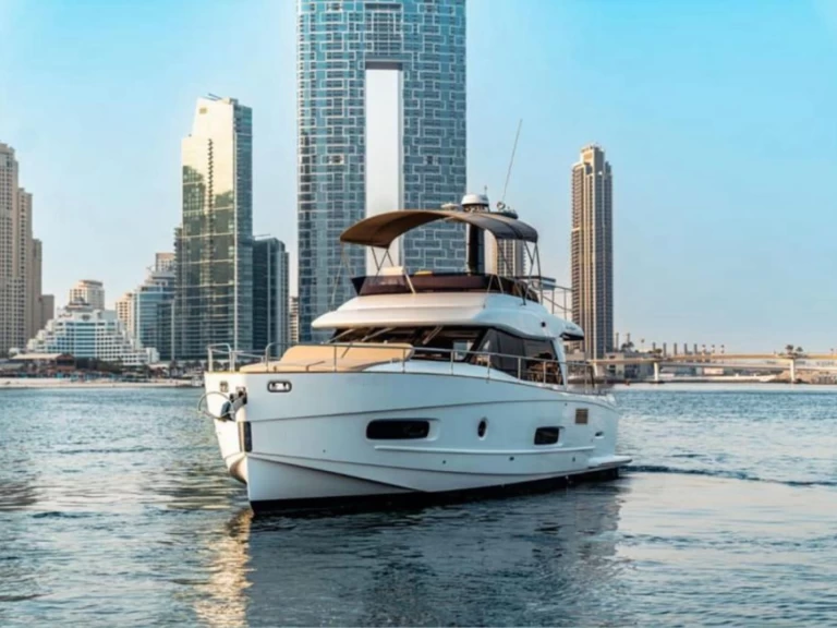 Azimut Azimut 46 Fly jednotlivci a charterové společnosti v Dubai Marina