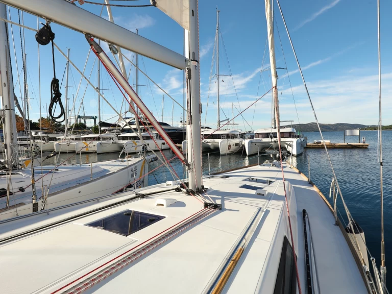 Bénéteau Oceanis 45 jednotlivci a charterové společnosti v Trogir