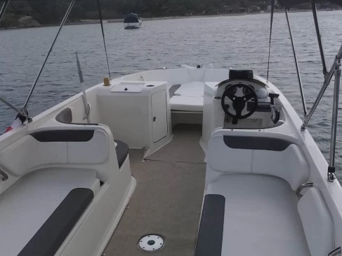 Pronájem lodi Hyeres lákavé ceny Element E7