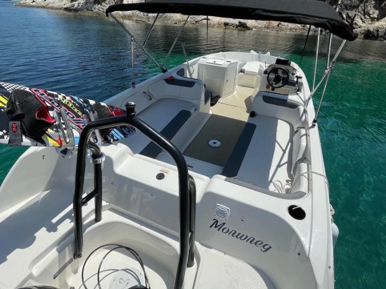 Pronájem lodi Bayliner Element E7 v Hyeres na Samboatu