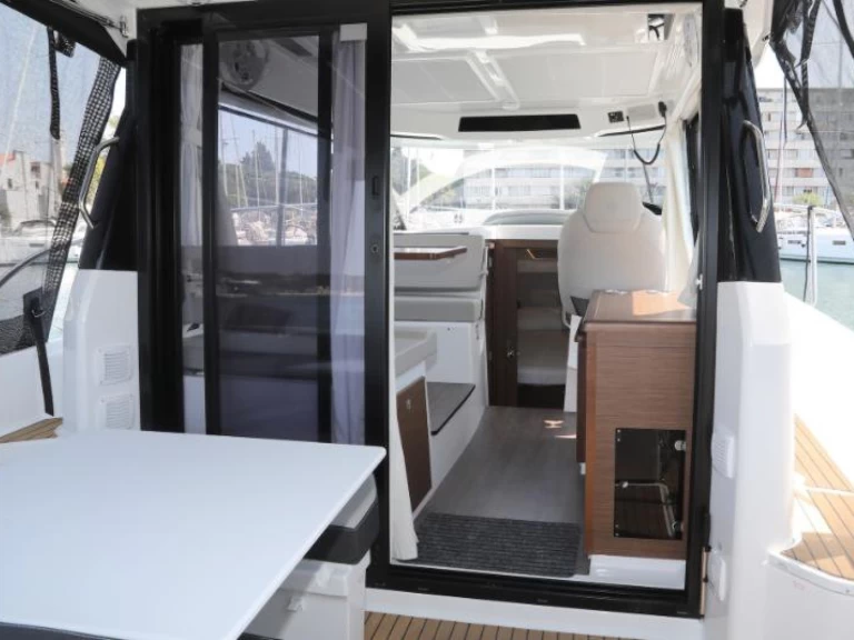 Pronájem Motorová loď Jeanneau s licencí