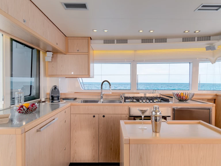 Pronájem lodi Mai Khao lákavé ceny Lagoon 52 F