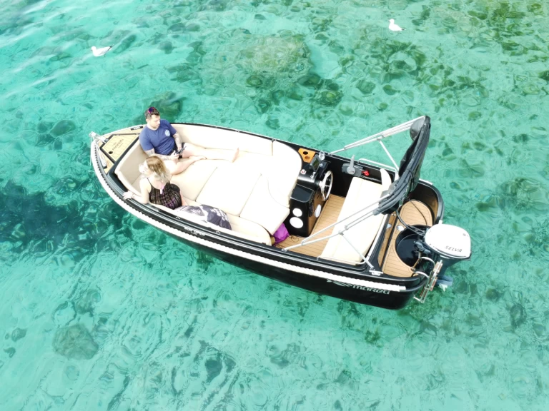 Pronájem Motorová loď Mareti s licencí