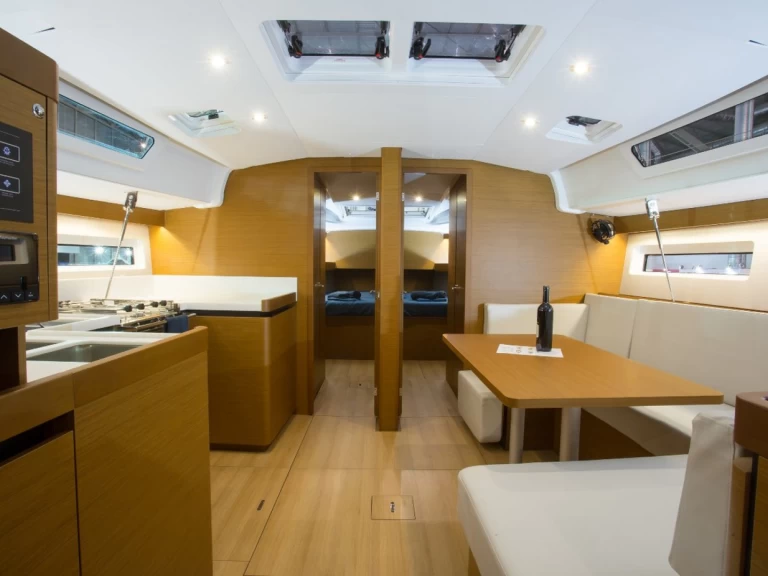 Plachetnice k pronájmu v Alimos za nejlepší cenu