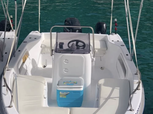 Pronajmout si Proteus Limeni v porto vromi