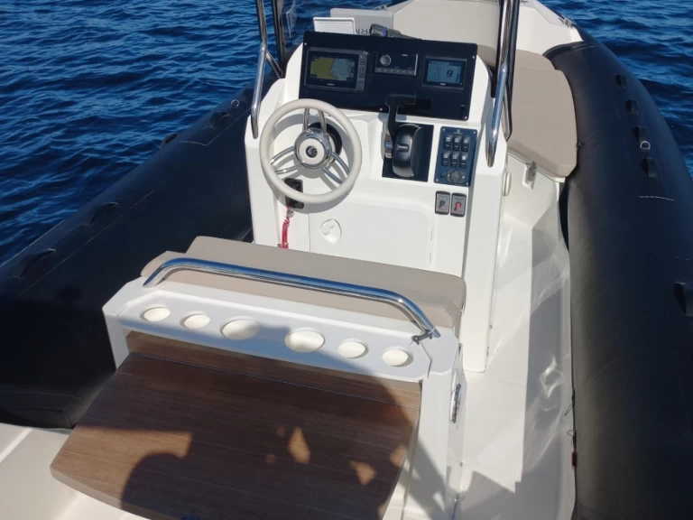 Pronájem lodi Port du Lavandou lákavé ceny Tempest 700 Open