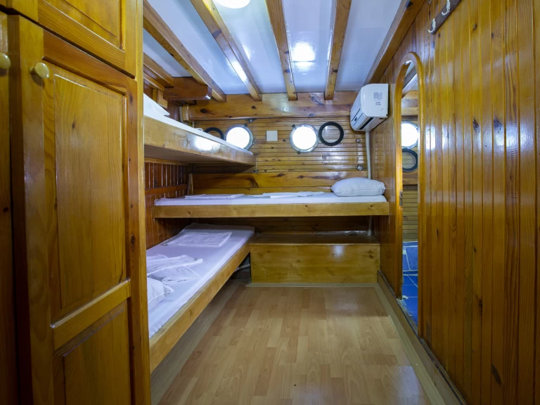  Gulet Artemis jednotlivci a charterové společnosti v Salamína