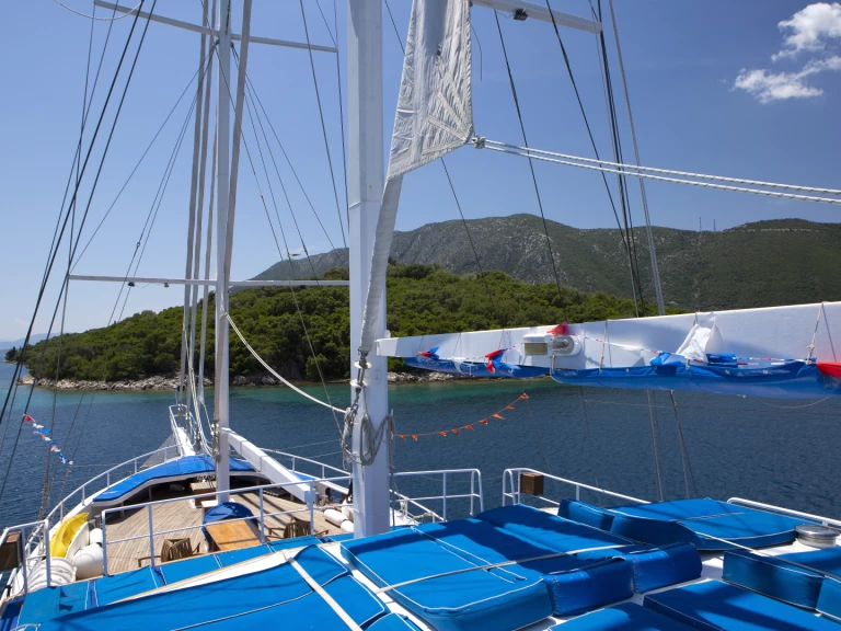 Pronajmout si  Gulet Artemis v Salamína