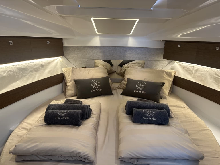 Pronájem Motorová loď Jeanneau s licencí