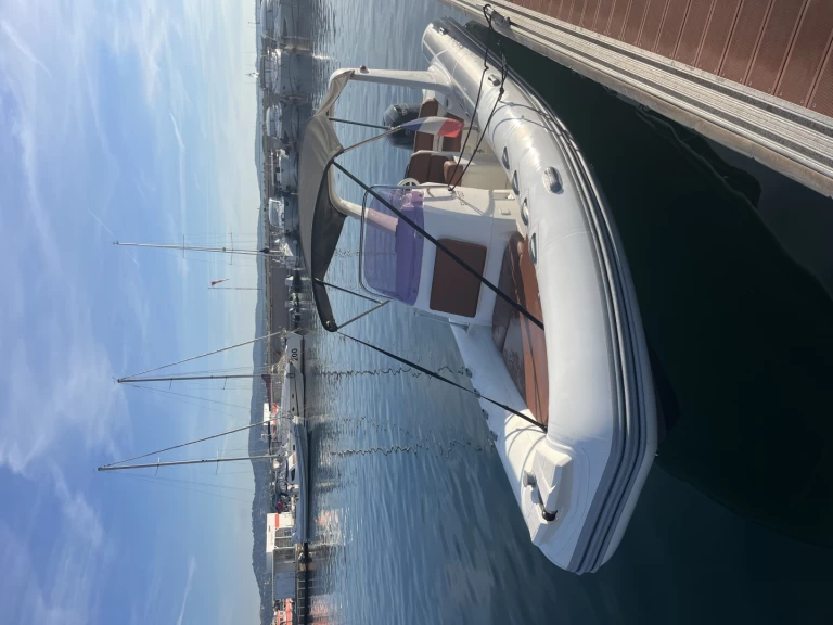 Polotuhá loď k pronájmu v Cavalaire-sur-Mer za nejlepší cenu