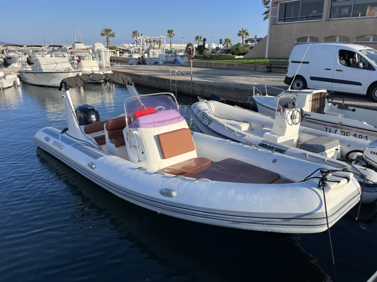 Brig Eagle 650 jednotlivci a charterové společnosti v Cavalaire-sur-Mer