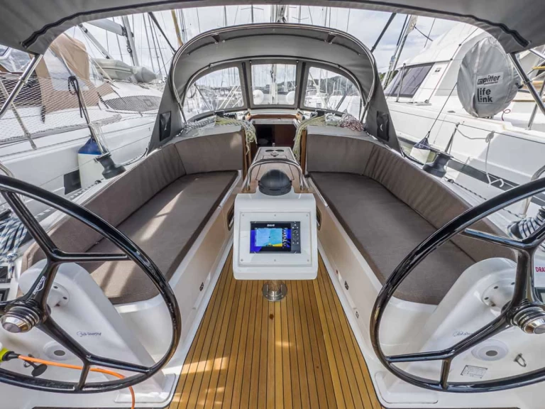 Pronájem lodi Bavaria Cruiser 37 v Pula na Samboatu