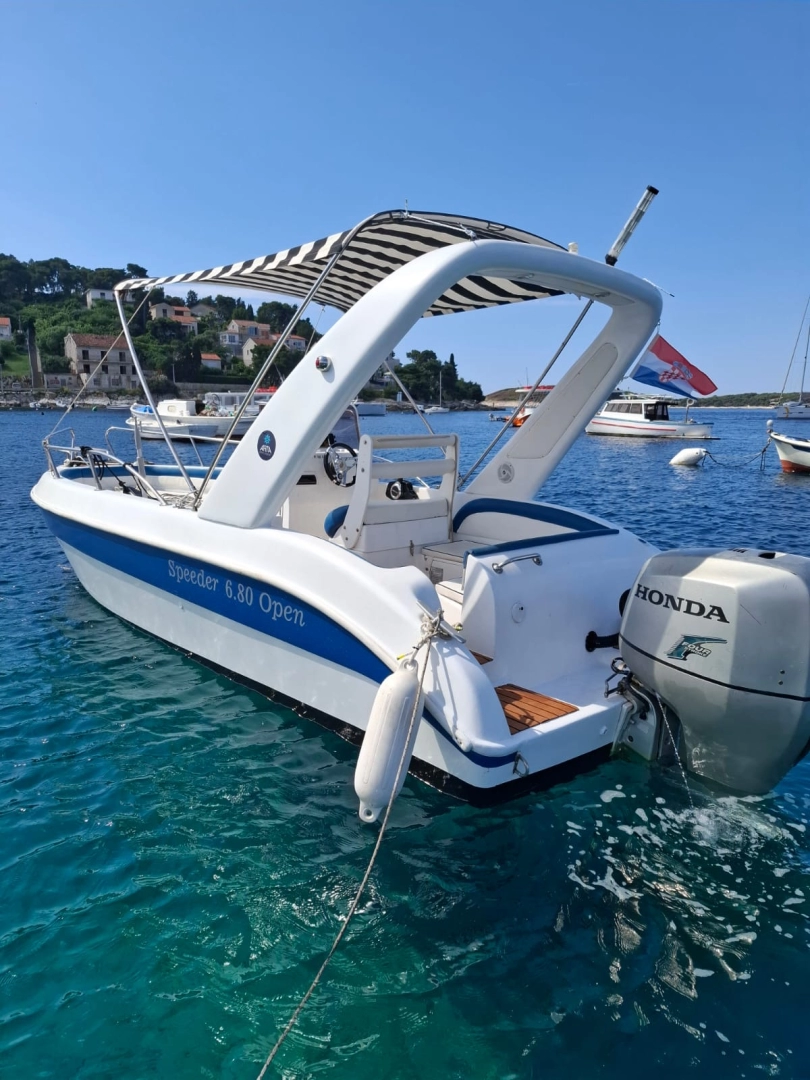 Pronájem lodi Hvar  lákavé ceny 680 Open