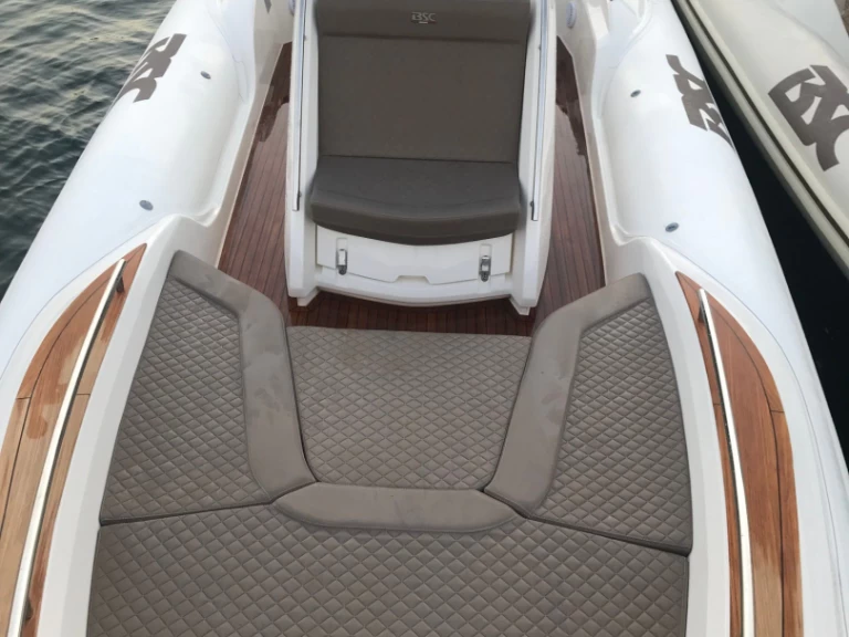 Polotuhá loď k pronájmu v Cogolin za nejlepší cenu