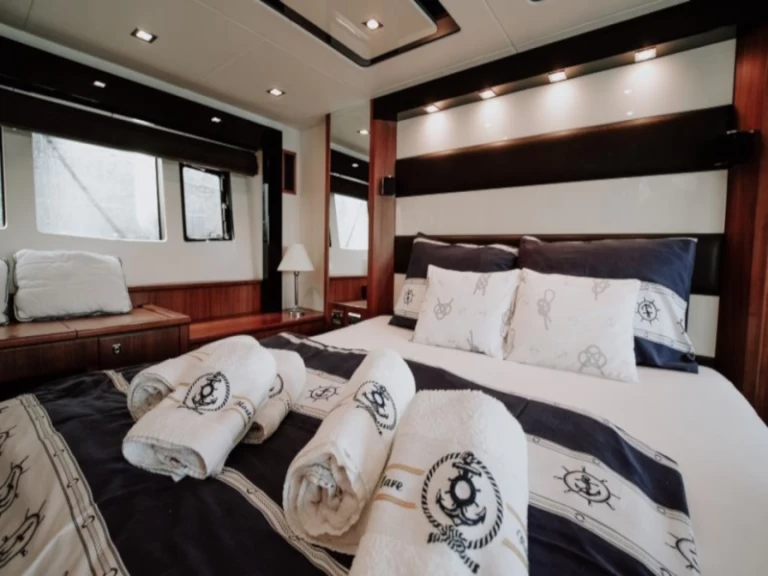 Pronajmout Jachta se skipperem či ne Sunseeker v Donji Seget