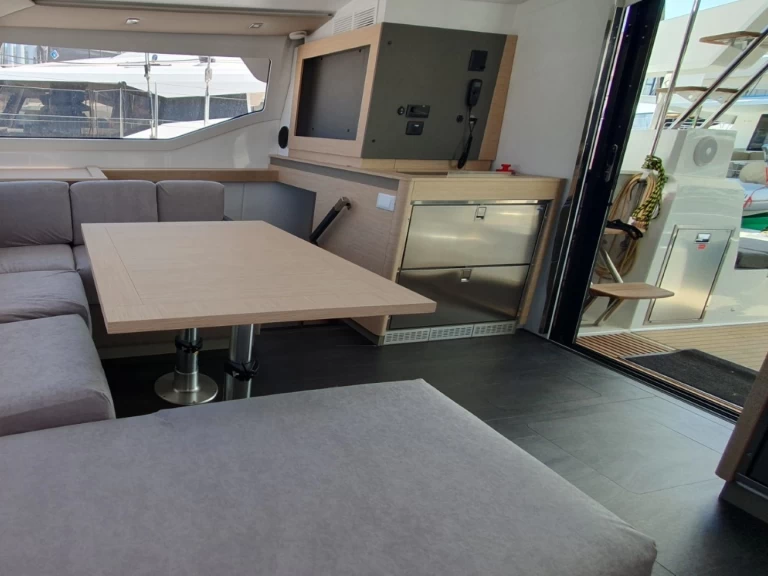 Pronajmout si Fountaine Pajot Elba 45 v Donji Seget