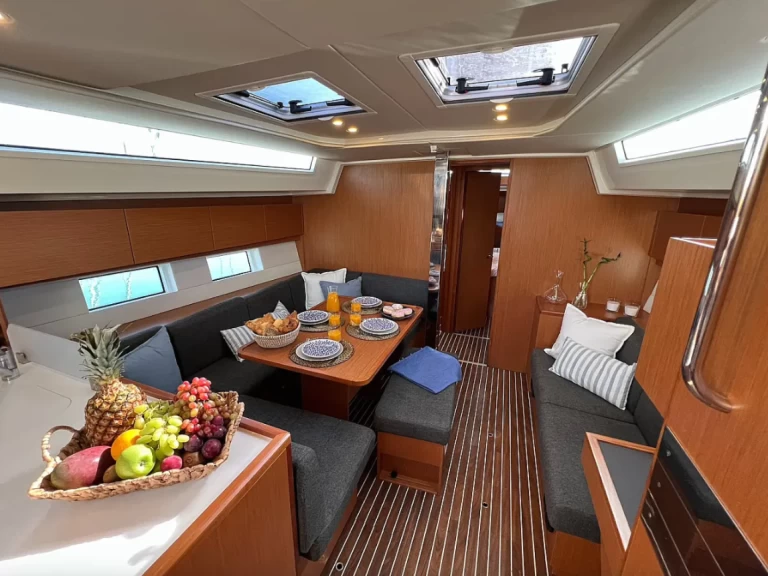 Pronajmout si Bavaria Bavaria C45 v Alimos