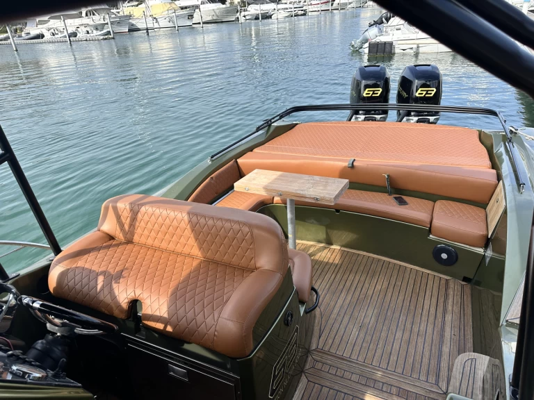 Pronájem Polotuhá loď Nuova Jolly s licencí